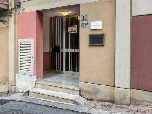 een deur van een gebouw met een kat binnen bij Nella's Holiday in Cefalù