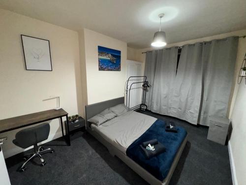 - une chambre avec un lit et un bureau dans l'établissement Students Contractors Professionals, à Leicester