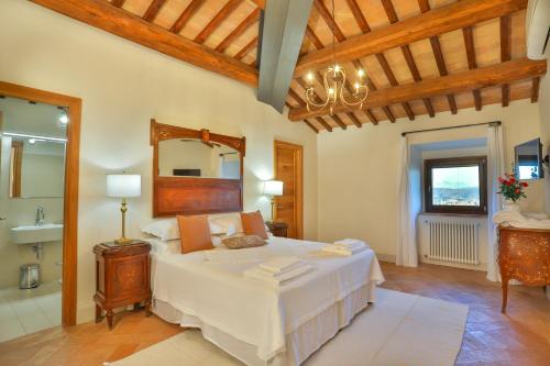 オルヴィエートにあるPietra Campana Italian Villa Orvietoのベッドルーム(大型ベッド1台付)、バスルームが備わります。