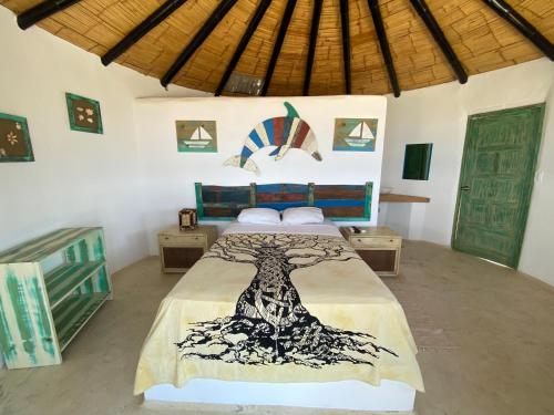 Un dormitorio con una cama con un árbol. en Marinus Eco Lodge, en Canoas