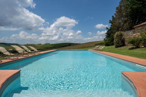 - une grande piscine avec des chaises longues dans l'établissement I Sodi di Bibbiano, à Lilliano