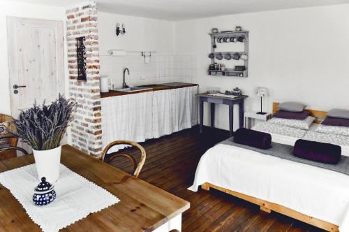 a room with two beds and a kitchen in it at Lavendowo in Piechowice
