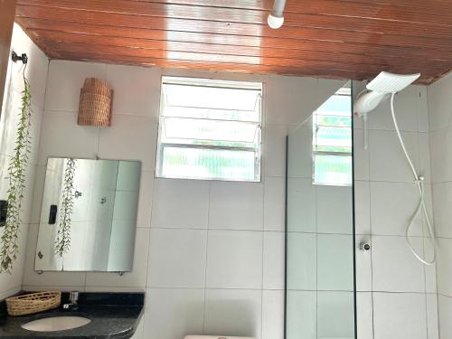 uma casa de banho com um chuveiro e um lavatório. em VILA LITORANEA a em São Luís