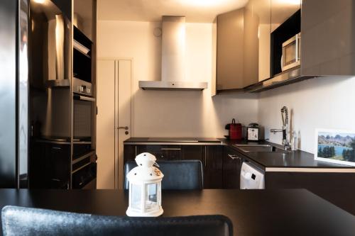 une cuisine avec une table et une bouteille. dans l'établissement Studio Cagnes-Sur-Mer, Bord de mer, Côte d'Azur, à Cagnes-sur-Mer