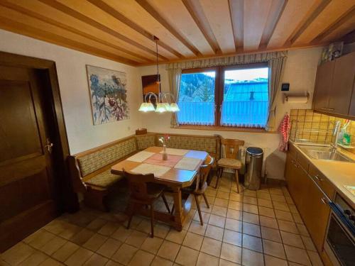 cocina con mesa y sillas en una habitación en Apartment Eva - Hinterthal, en Hinterthal