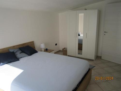 - une chambre avec un grand lit blanc et un miroir dans l'établissement VistaMare, à Realmonte