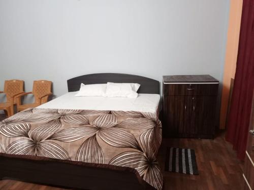 1 dormitorio con 1 cama y suelo de madera en Shri Niwas Homestay en Ayodhya