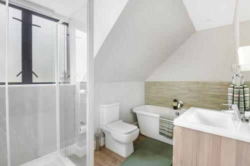 Ένα μπάνιο στο 30 on Whites Guesthouse