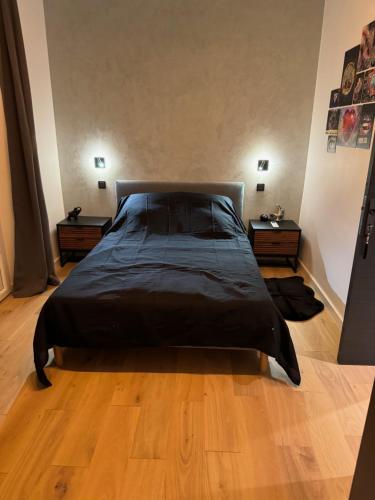 une chambre avec un lit et deux tables de nuit dans l'établissement PitchMoon Bel Appartement 85 m2, grande terrasse extérieure, à Grasse