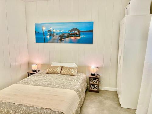 1 dormitorio con 1 cama y una pintura en la pared en Cozy guest house next to metro La Salut, en Santa Coloma de Gramenet