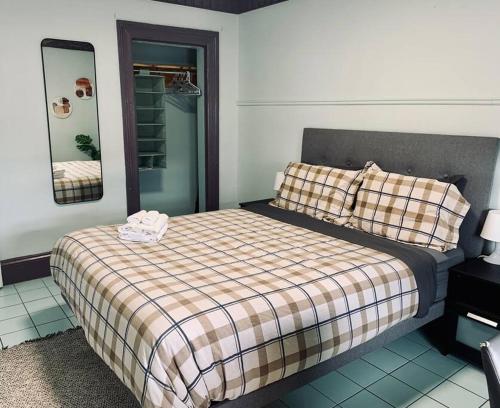 um quarto com uma cama e um espelho em Comfy Apt, Top Floor, Excellent Kitchen em Halifax