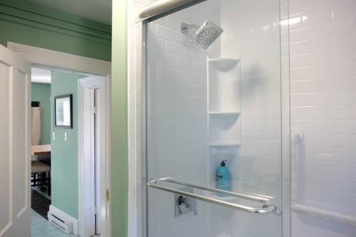 een douche met een glazen deur in de badkamer bij Comfy Apt, Top Floor, Excellent Kitchen in Halifax