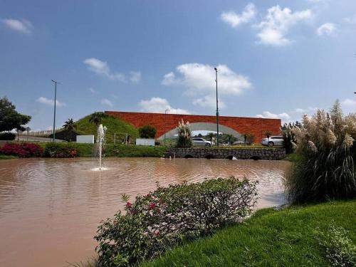 una calle inundada con un edificio en el fondo en Casa entera Morelia, hospitales, corporativos 2, en Morelia