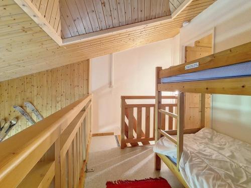 - une chambre avec 2 lits superposés et un escalier dans l'établissement Charmant Appartement avec Mezzanine, Balcon et Garage Privé - Proche des Pistes - FR-1-344-1064, aux Menuires