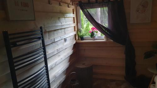 a small room with a window and a bench at Wellness-Beskydy in Prostřední Bečva