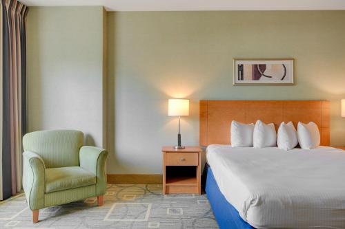 ein Hotelzimmer mit einem Bett und einem Stuhl in der Unterkunft Luxury 1BD/1BTH Suite at Platinum Hotel *STRIP VIEW in Las Vegas