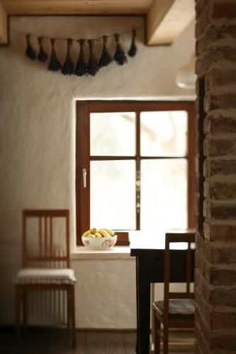 a kitchen with a window and a bowl of fruit at Lavendowo in Piechowice