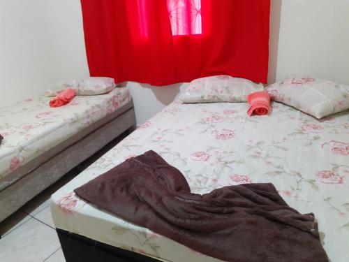 - une chambre avec 2 lits et une couverture dans l'établissement Espaço matteo, à Aparecida