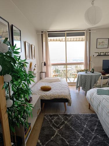 une chambre avec un lit et une grande fenêtre dans l'établissement Les-Hauts-de-Montrichard-Nid douillet !, à Montrichard