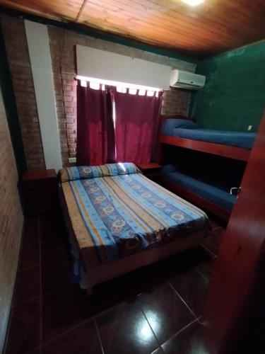 ein kleines Zimmer mit einem Bett und einem Fenster in der Unterkunft Pecas house in Mina Clavero