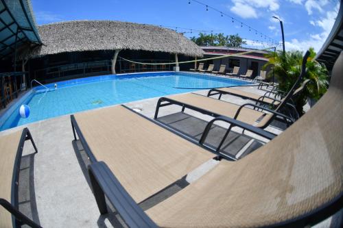Republik Hotel, Bistro and Nightclub on Siteの敷地内または近くにあるプール