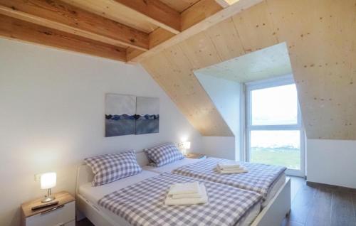 - une chambre avec 2 lits et une grande fenêtre dans l'établissement Gorgeous Home In Prm-ot Walcherath With Sauna, à Hermespand