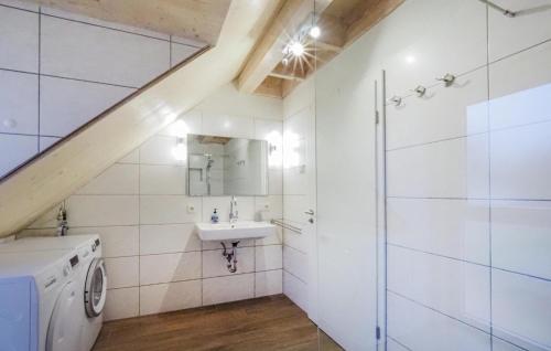 La salle de bains est pourvue d'un lave-linge et d'un lavabo. dans l'établissement Gorgeous Home In Prm-ot Walcherath With Sauna, à Hermespand