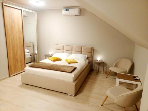 1 dormitorio con 1 cama y 1 silla en AJP Exclusive House Szczecin, en Szczecin