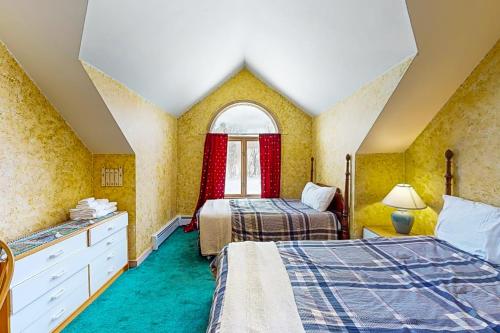 1 dormitorio con 2 camas y ventana en The Pond House, en Dover
