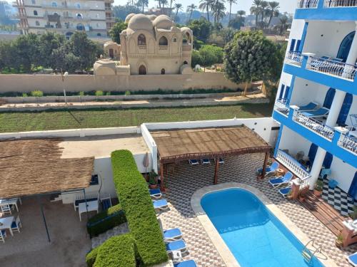 een luchtzicht op een resort met een zwembad bij Villa Kaslan Apartments in Luxor