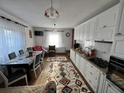 Galeriebild der Unterkunft Pensiunea Casa Mădă in Baia de Fier