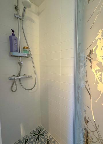Ένα μπάνιο στο Enjoy Reykjavík Yellow Door Apartment