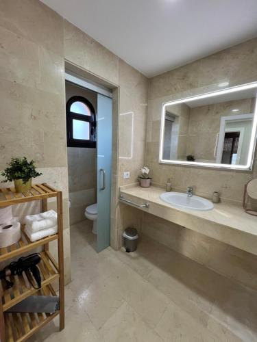 un baño con lavabo y espejo en Villa Saona Golf, en San Miguel de Abona