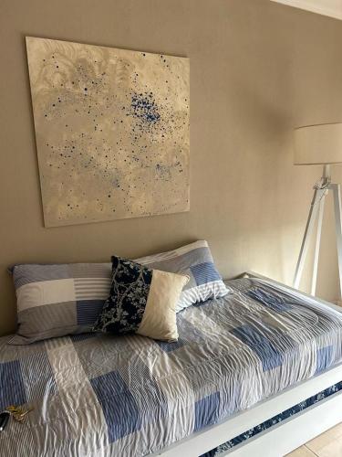 uma cama num quarto com um quadro na parede em Chacabuco 8 em Tandil