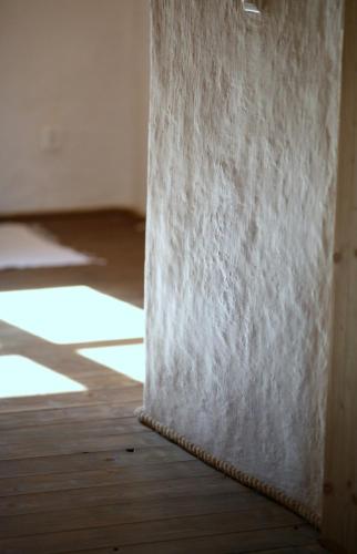 an open room with a wall and a wooden floor at Lavendowo in Piechowice