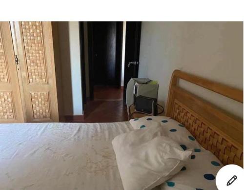 um quarto com uma cama com uma almofada em Golf Porto Marina em El Alamein