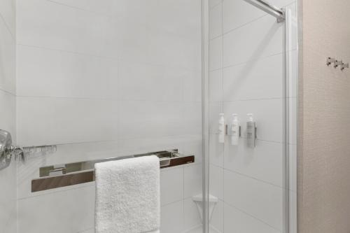 康沃爾的住宿－Hampton Inn By Hilton Cornwall，带淋浴的浴室和玻璃门