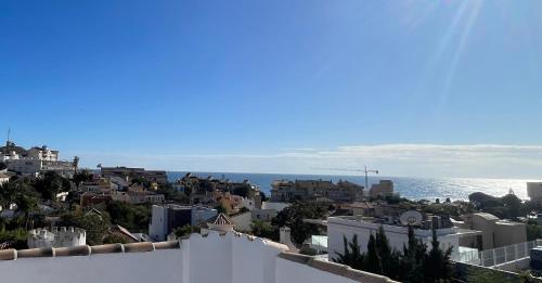 uma vista de uma cidade com o oceano ao fundo em Castillo Odalbodsol em Cabo de Palos