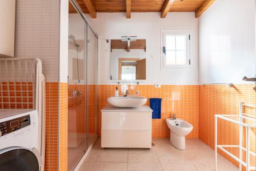 een badkamer met een wastafel en een toilet bij Casa Lina HolidayFV in Corralejo