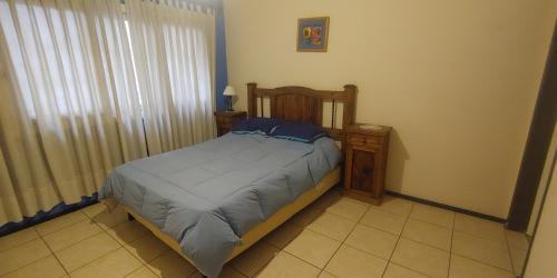 a small bedroom with a bed and a night stand at Mendoza Centro 1 dormitorio in Mendoza