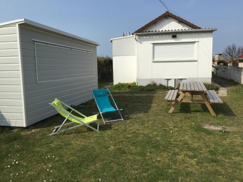 Photo de la galerie de l'établissement Superbe vue sur les pontons d Arromanches, à Asnelles