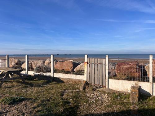 Photo de la galerie de l'établissement Superbe vue sur les pontons d Arromanches, à Asnelles