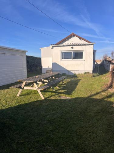 Photo de la galerie de l'établissement Superbe vue sur les pontons d Arromanches, à Asnelles