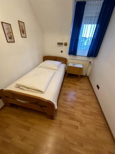 niewielka sypialnia z łóżkiem i oknem w obiekcie Stadtwohnung Brühl w mieście Brühl