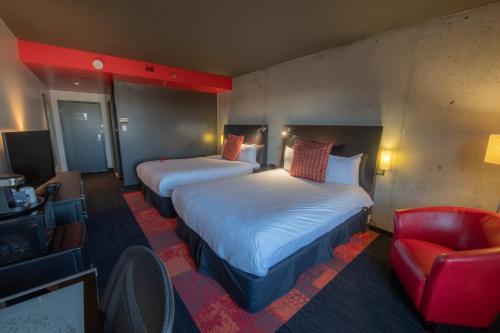Una cama o camas en una habitación de Grand Times Hotel – Aeroport de Quebec