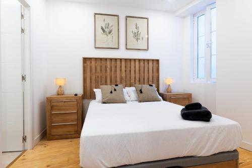 - une chambre avec un grand lit blanc et 2 fenêtres dans l'établissement Gibraltar Nest 1-Hosted by Sweetstay, à Gibraltar