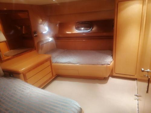 Cette petite chambre comprend deux lits à l'arrière d'un bateau. dans l'établissement Almar, à Salamine