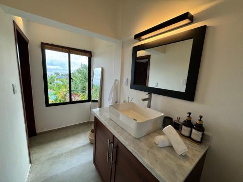 Ένα μπάνιο στο Catalina, Cabrera Oceanview Multi 2 BD 2 Bath Condo Units with Balcony and Pool