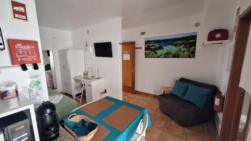 sala de estar con sofá y silla en Caminhos nos Levam pela Ilha en Ponta Delgada