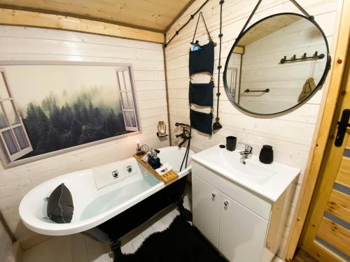 Ένα μπάνιο στο Bieszczadzka Osada Saunowisko w cenie jacuzzi na wyłączność, sauna basen
